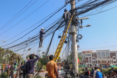 काठमाडौंका अब्यबस्थित तार हटाउन सुरु (फोटोफिचर)